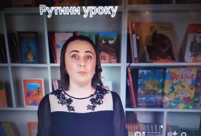 Слухачі  обговорюють відеофрагменти, у яких відображені проблеми початкової школи. 